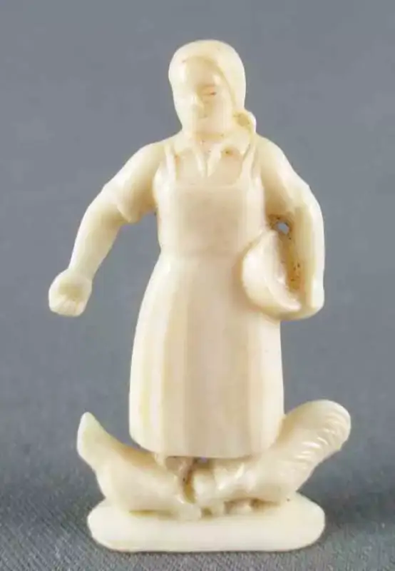 Figurine Publicitaire Le Baby l'Aiglon - La Vie à la Campagne - Fermière avec Deux Poules Soldes